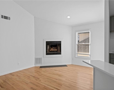 567 Winton Terrace Ne - Photo Thumbnail 3