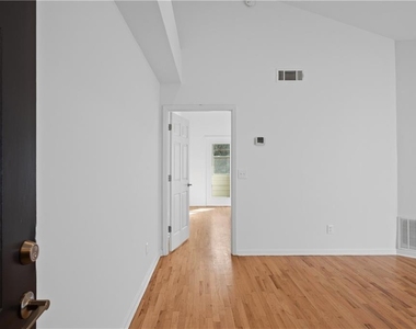 567 Winton Terrace Ne - Photo Thumbnail 2