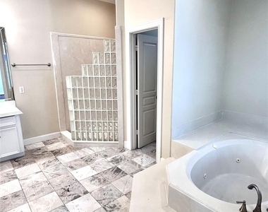 807 Kipp Avenue - Photo Thumbnail 6