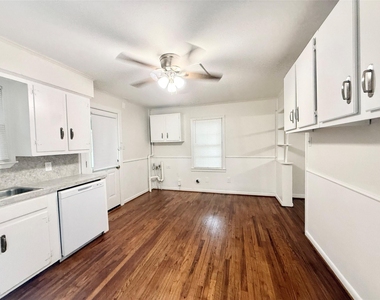 824 S Anderson Street - Photo Thumbnail 7
