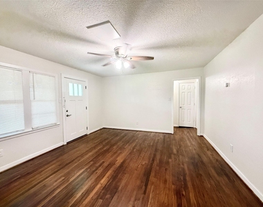 824 S Anderson Street - Photo Thumbnail 2
