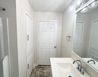 824 S Anderson Street - Photo Thumbnail 12