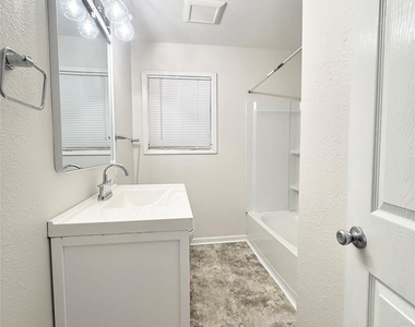 824 S Anderson Street - Photo Thumbnail 13