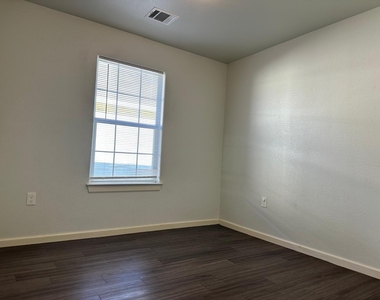 628 Luke Street - Photo Thumbnail 9