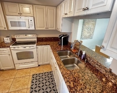 3813 Se 11th Place - Photo Thumbnail 2