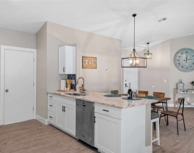 2206 Se 4th Street - Photo Thumbnail 3