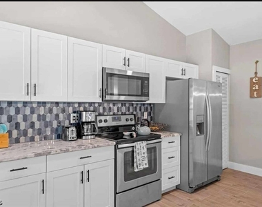 2206 Se 4th Street - Photo Thumbnail 1