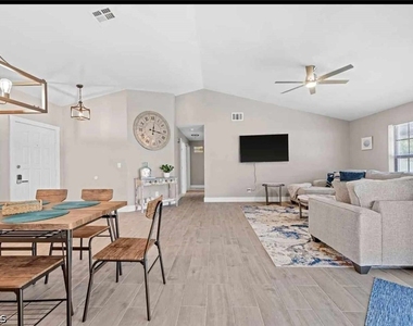 2206 Se 4th Street - Photo Thumbnail 4