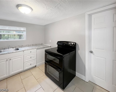 1615 Evans Avenue - Photo Thumbnail 4