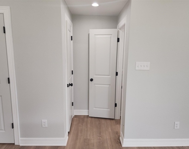 2651 Beaumont Avenue - Photo Thumbnail 17