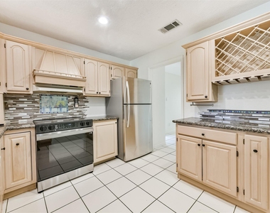 807 Stadium Circle - Photo Thumbnail 11