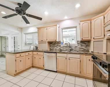 807 Stadium Circle - Photo Thumbnail 9