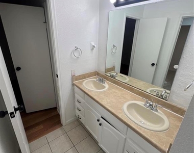 12707 Mosscrest Drive - Photo Thumbnail 9