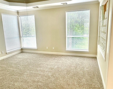 807 Kipp Avenue - Photo Thumbnail 6