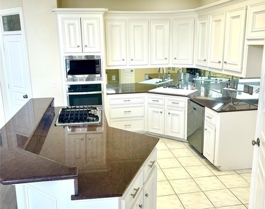 807 Kipp Avenue - Photo Thumbnail 3