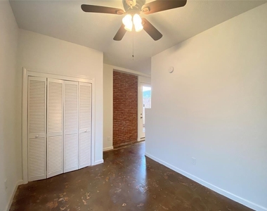1112 Lawrence - Photo Thumbnail 10
