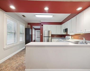 321 W 13th Street - Photo Thumbnail 2