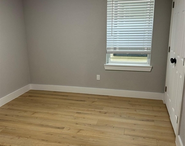 9914 8 Fillmore - Photo Thumbnail 7