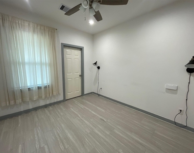 5226 Ridgevan Drive - Photo Thumbnail 12