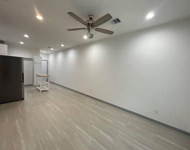 5226 Ridgevan Drive - Photo Thumbnail 4