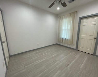 5226 Ridgevan Drive - Photo Thumbnail 11