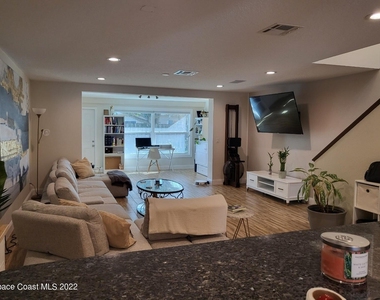 335 Paradise Boulevard - Photo Thumbnail 8