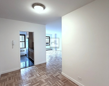 East 55th Street - Photo Thumbnail 2