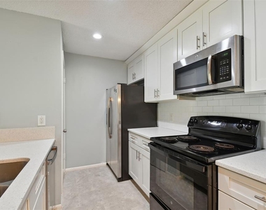 9481 Highland Oak Drive - Photo Thumbnail 12