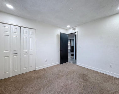 21027 Voyager Boulevard - Photo Thumbnail 13