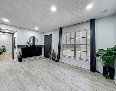 21027 Voyager Boulevard - Photo Thumbnail 11