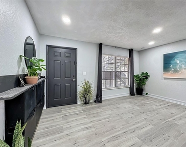 21027 Voyager Boulevard - Photo Thumbnail 10