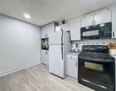 21027 Voyager Boulevard - Photo Thumbnail 8