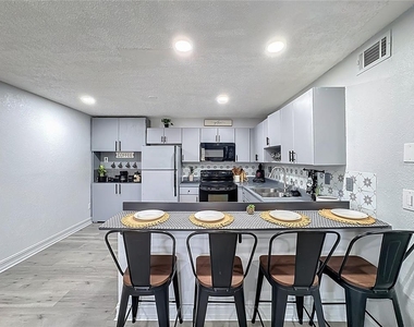 21027 Voyager Boulevard - Photo Thumbnail 6