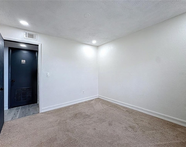 21027 Voyager Boulevard - Photo Thumbnail 15