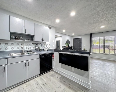 21027 Voyager Boulevard - Photo Thumbnail 5
