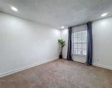 21027 Voyager Boulevard - Photo Thumbnail 14