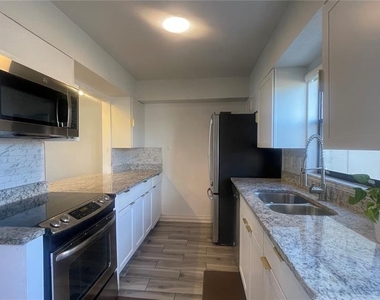 1718 Silver Creek Court - Photo Thumbnail 4