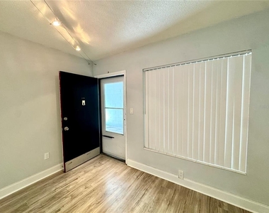 825 N Primrose Drive - Photo Thumbnail 2