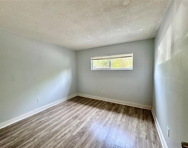 825 N Primrose Drive - Photo Thumbnail 6