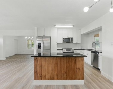 8812 Oakwood Drive - Photo Thumbnail 17