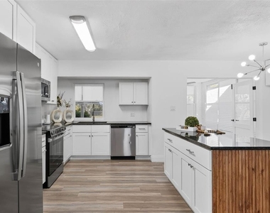 8812 Oakwood Drive - Photo Thumbnail 13