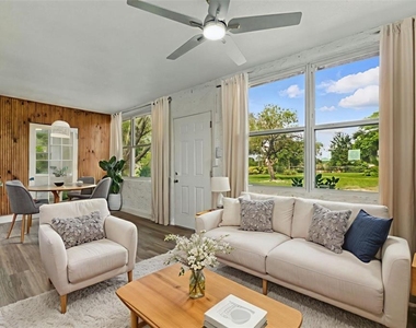 8812 Oakwood Drive - Photo Thumbnail 4