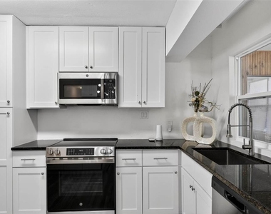 8812 Oakwood Drive - Photo Thumbnail 11