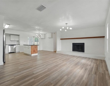 8812 Oakwood Drive - Photo Thumbnail 9