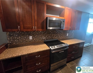 856 N 8th Street - Photo Thumbnail 3