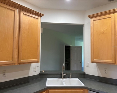 3429 Parkridge Circle - Photo Thumbnail 4