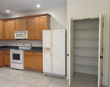 3429 Parkridge Circle - Photo Thumbnail 2