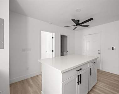 623 N 10th Street - Photo Thumbnail 3