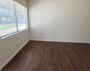 2626 Lynnwood Street - Photo Thumbnail 7