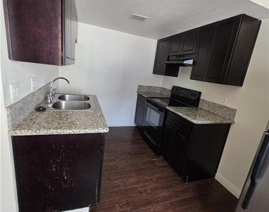 2626 Lynnwood Street - Photo Thumbnail 1